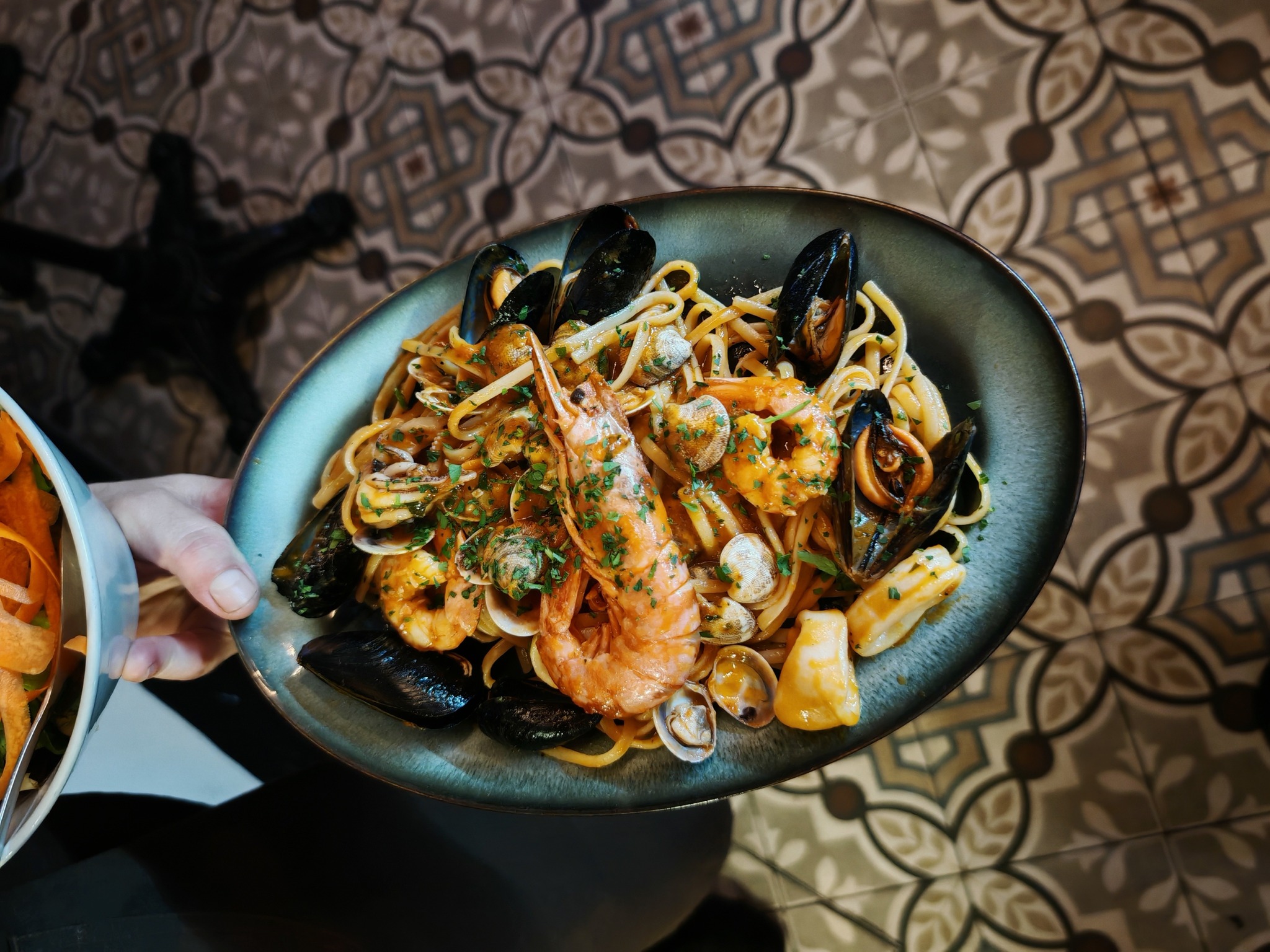 Linguine ai frutti di mare freschi. Linguine with fresh seafood. Linguine in red sauce with mussels, squid, shrimp and scampi. Linguine al sugo rosso con cozze, calamari, gamberi e scampi.