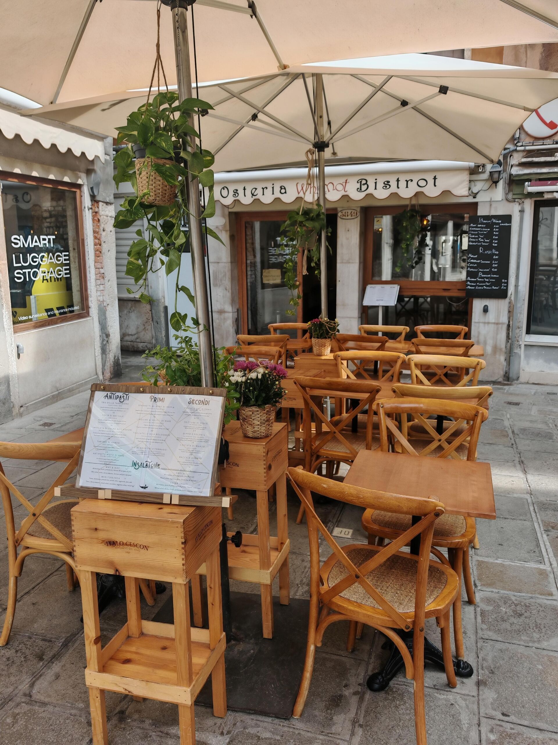 Il nostro plateatico con una romantica atmosfera veneziana. Our outdoor terrace with a romantic Venetian atmosphere.