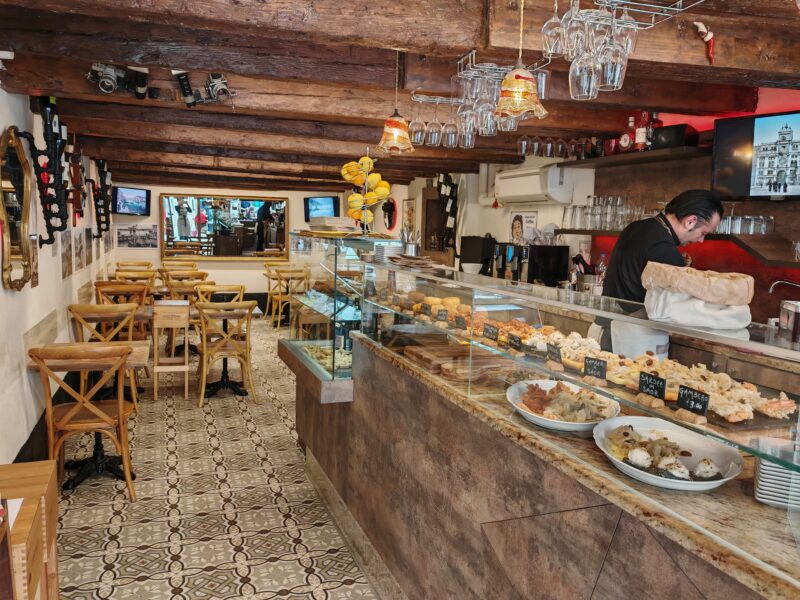 Bancone ristorante, con cicchetti veneziani!