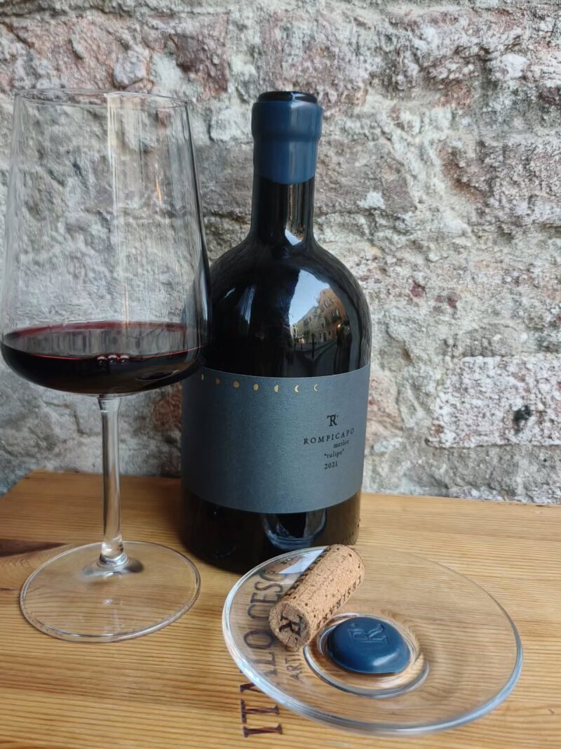 Bottiglia con calice di vino. Ampia selezione di vini rossi, vini bianchi e prosecco!
