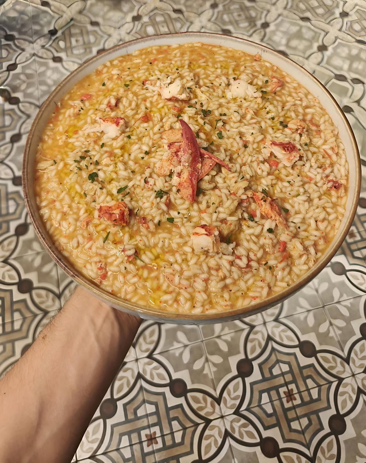 Creamy Lobster Risotto A rich and elegant risotto, slow-cooked to perfection with carnaroli rice, gently infused with lobster bisque and topped with tender chunks of fresh lobster tail and claw. Finished with a drizzle of extra virgin olive oil. A true celebration of the sea — comforting, refined, unforgettable. Risotto cremoso all’astice Un risotto ricco ed elegante, cotto lentamente alla perfezione con riso Carnaroli, delicatamente insaporito con bisque di astice e guarnito con teneri pezzi di coda e chela di astice fresco. Rifinito con un filo di olio extravergine d’oliva. Una vera celebrazione del mare — confortante, raffinata, indimenticabile.